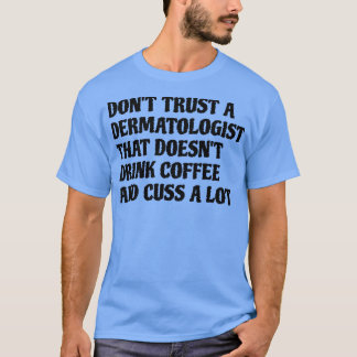 Dermatoloog die koffie Drink, veroorzaakt veel T-shirt