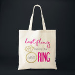 Dernière course avant le Sac fourre-tout de l'anne<br><div class="desc">Sac fourre-tout de bachelorette doré. Personnalisez-le en utilisant le bouton "personnaliser". Achetez pour toutes les filles ou juste la mariée à se souvenir de la soirée spéciale avec les filles.</div>