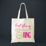 Dernière course avant le Sac fourre-tout de l'anne<br><div class="desc">Sac fourre-tout de bachelorette doré. Personnalisez-le en utilisant le bouton "personnaliser". Achetez pour toutes les filles ou juste la mariée à se souvenir de la soirée spéciale avec les filles.</div>