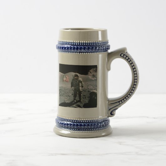 Dernière tasse d'alunissage d'Apollo 17 (Droite)
