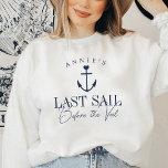 Dernière voile avant le Voile Nautique Bachelorett<br><div class="desc">Restez à l'aise lors de votre soirée nautique ou de bachelorette avec ces sweatshirts personnalisés. Le design présente l'illustration d'un navire bleu marine surmonté d'un petit coeur, avec deux lignes de texte personnalisées en dessous ; illustrée par "Dernier voilier avant le voile". Ajoutez le nom de la mariée courbé sur...</div>