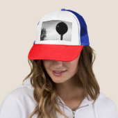DERRIÈRE LE CASQUETTE À 8 BALLES (En situation)