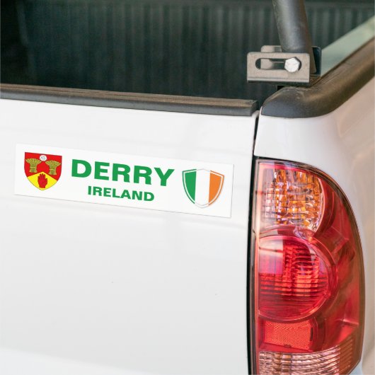 Derry Ireland Crest en Irish Flag Bumpersticker (Op Truck)