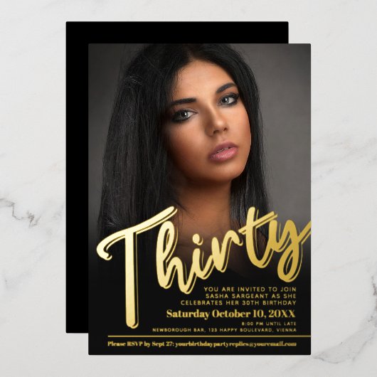 Dertig 30th Birthday aangepaste fotoscript goud Folie Uitnodiging (Voorkant / Achterkant)