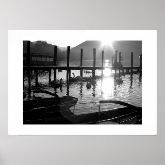 Derwentwater-oever bij schemering: Lake District Poster