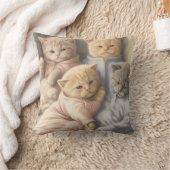 Des chatons en pyjama lancent un oreiller (Couverture)