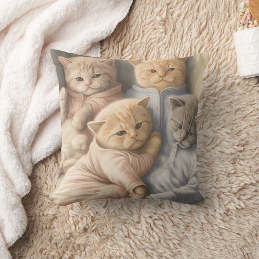 Des chatons en pyjama lancent un oreiller (Couverture)