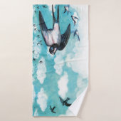 Des hirondelles volent au-dessus du ciel bleu nuag (Serviette de bain)