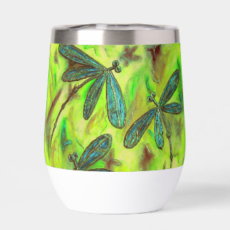 Des libellules célestes sur un ciel étoilé