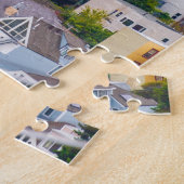 Des maisons au puzzle à flanc de colline (Côté)