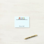 Des notes de post-it faites sur commande de (Sur un bureau)