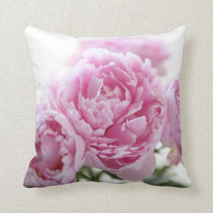 des pignons roses lancent un oreiller