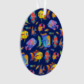 Des poissons tropicaux amusants sur bleu foncé (devant)