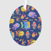 Des poissons tropicaux amusants sur bleu foncé (devant)