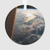 Des Poutres Sunglint Au Large De La Mer Des Célèbe (dos)