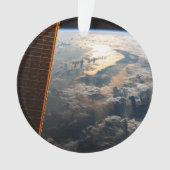 Des Poutres Sunglint Au Large De La Mer Des Célèbe (devant)