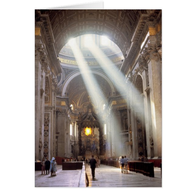 Des puits de lumière coulent à travers les fenêtre (Devant)