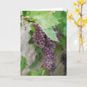 Des raisins violets sur la carte de voeux de la vi (Fleur jaune)