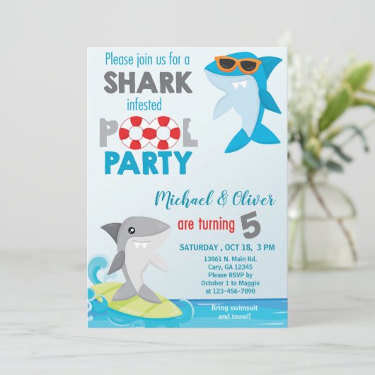 Des requins jumeaux garçons pool invitation d'anni (Debout devant)