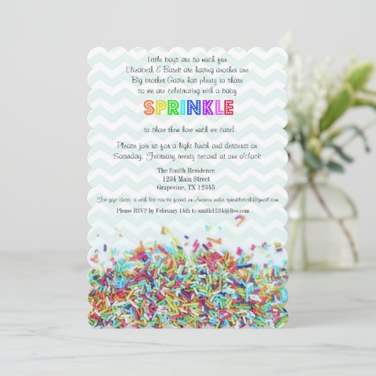 Des sauterelles colorées et un Invitation Chevron  (Debout devant)