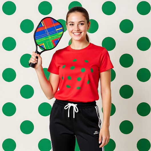 Des trous de pickleball vert sur T-shirt rouge