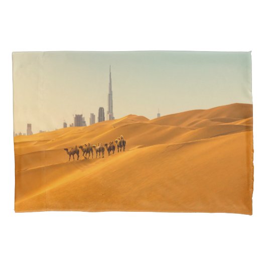 Deserts Dubai's Skyline View with Camels Kussensloop (Voorkant)