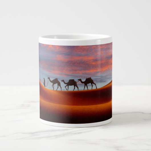 Deserts Man & Camels in the Sand Dunes Extra Grote Beker (Voorkant)