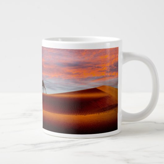 Deserts Man & Camels in the Sand Dunes Extra Grote Beker (Rechts)