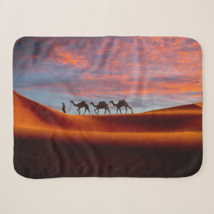Deserts Man & Camels in the Sand Dunes Sherpa Deken