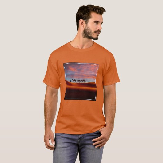 Deserts Man & Camels in the Sand Dunes T-shirt (Voorkant volledig)