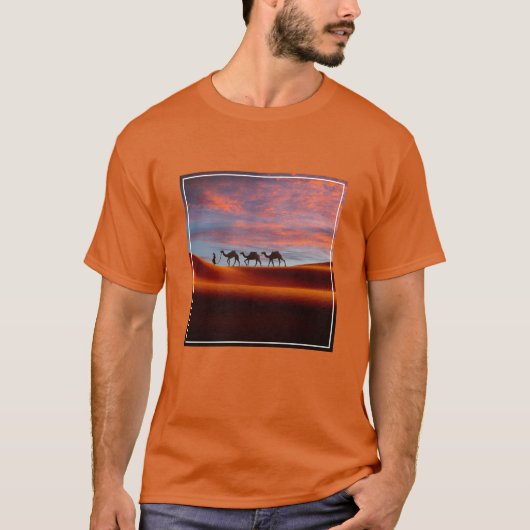 Deserts Man & Camels in the Sand Dunes T-shirt (Voorkant)