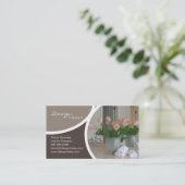 Design d'intérieur présentant le carte de visite (Debout devant)