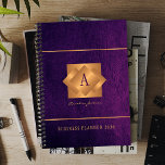 Design moderne 2025 or monogramme nom script éléga<br><div class="desc">Une élégante entreprise de classe ou un planificateur personnel 2025 violet avec étiquette de carré en cuivre or géométrique monogrammed sur un arrière - plan de look cuir. Parfait pour une image d'entreprise design pour un directeur d'entreprise, réalisateur, styliste de mode, décorateur d'intérieur, designer, architecte, directeur de salon de beauté,...</div>