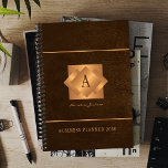 Design moderne 2026 or monogramme nom script éléga<br><div class="desc">Une élégante entreprise classe ou un planificateur brun 2026 personnel avec étiquette en cuivre or géométrique monogrammed carré sur un arrière - plan de look cuir. Parfait pour une image d'entreprise design pour un directeur d'entreprise, réalisateur, styliste de mode, décorateur d'intérieur, designer, architecte, directeur de salon de beauté, maquilleur, coiffeur....</div>