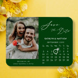 Design vert moderne et élégant Photo Enregistrer l<br><div class="desc">Moderne Sage Green arrière - plan Élégant Script ‘Save the Date’ Magnet avec calendrier personnalisé avec une belle photo. Faites savoir à votre famille, à vos amis et à vos collègues que vous avez fixé une date pour votre fête mariage avec cet aimant élégant. Pour déplacer le marqueur Bague >...</div>