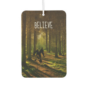 Désodorisant Pour Voiture Bigfoot avec raquette de tennis dans la forêt