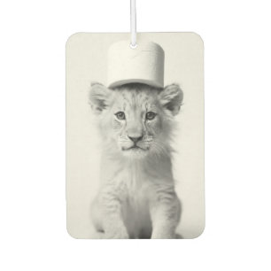 Désodorisant Pour Voiture Jeune lion drôle portant un chapeau en papier toil