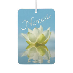 Désodorisant Pour Voiture Namaste reflétant la fleur de Lotus blanc sur le b
