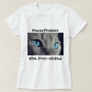 "Desondanks, ze is purr-sisted" T-shirt