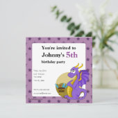 Dessin d'anniversaire de dragon violet invitations (Debout devant)