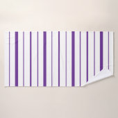 Dessin de rayure violette d'aubergine sur fond bla (Serviette de bain)