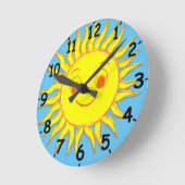 Dessin de visage de soleil heureux sur horloge ron (Angle)