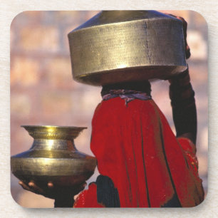 Dessous-de-verre Asie, Inde, Rajasthan. Une femme locale en rouge
