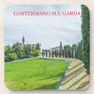 Dessous de verre avec vue sur l'église d'un villag