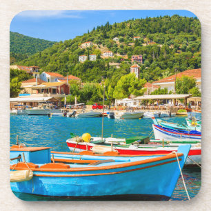 Dessous-de-verre Bateaux de pêche grecs colorés dans le port de Kio