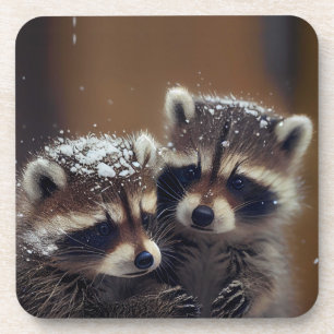 Dessous-de-verre Bébé Raccoons se blottit dans la neige tombante