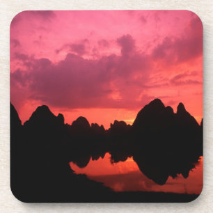 Dessous-de-verre Belle couleur au coucher du soleil sur des montagn