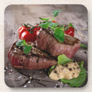 Dessous-de-verre Biftecks grillés de BBQ avec les herbes et les
