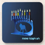 Dessous-de-verre Bleu brillant Chanukkah Menorah<br><div class="desc">Une menorah moderne, métallique, bleue de Chanukkah, avec un lion en silhouette, contre un arrière - plan sombre et nocturne. Les neuf bougies sont allumées. Le texte hébreu "Chag Chanukkah Sameach" (Hanoukka heureuse) apparaît également en bleu et blanc éclatant.</div>
