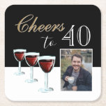 Dessous-de-verre Carré En Papier 40 Red Wine Glass Photo 40th Birthday<br><div class="desc">Bravo 40 Red Wine Glass Photo 40th Birthday Party Paper Dessous de verre. Trois verres à vin rouge,  typographie tendance aux couleurs blanches et dorées et arrière - plan noir. Personnalisez les dessous de verre avec votre photo et le numéro d'âge.</div>